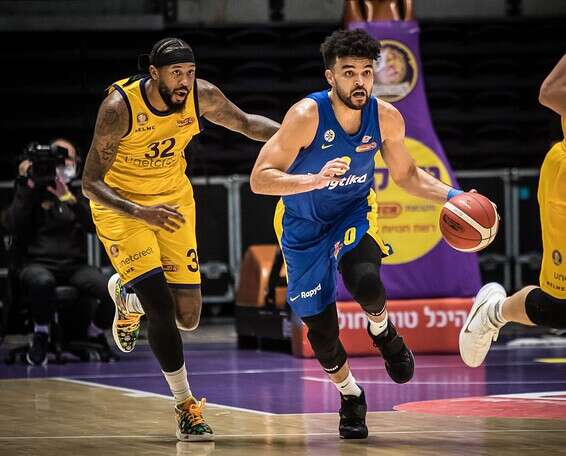 בראיינט מוביל כדור // צילום: עודד קרני